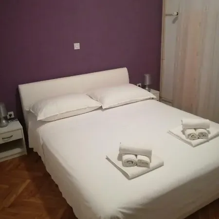 Apartman Lea *